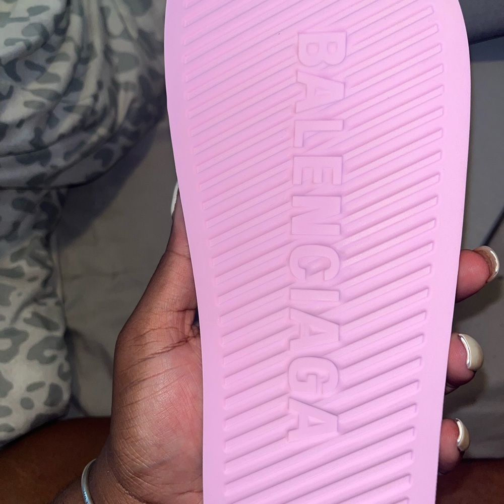 Brand new never worn pool slides price is non negotiable